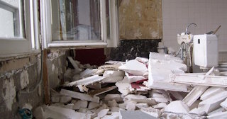 Демонтаж хрущевки в Петергофе - удаление старых полов и стен по выгодной цене от 1757 рублей.